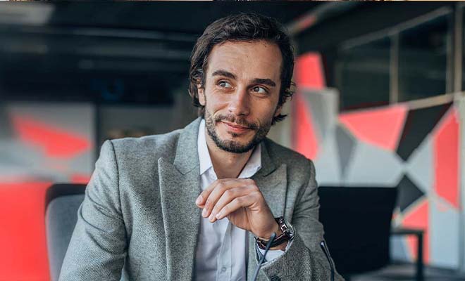 imagem de homem ligeiramente sorridente e contemplativo