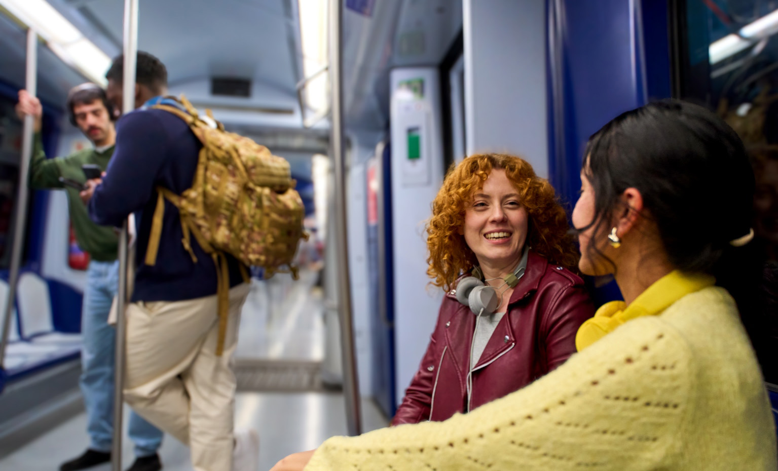 duas jovens conversam no metropolitano
