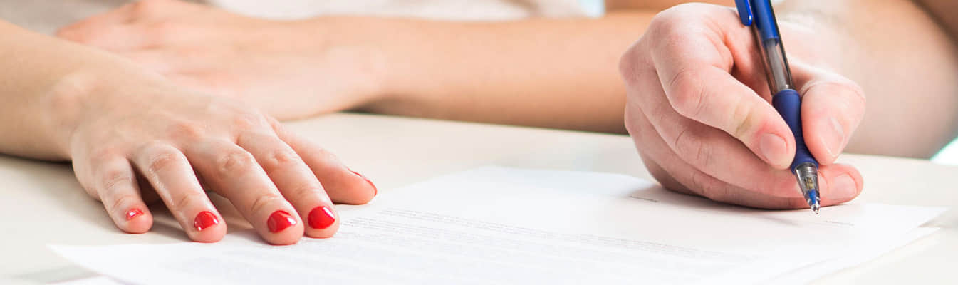 grande plano de duas pessoas na assinatura de documento