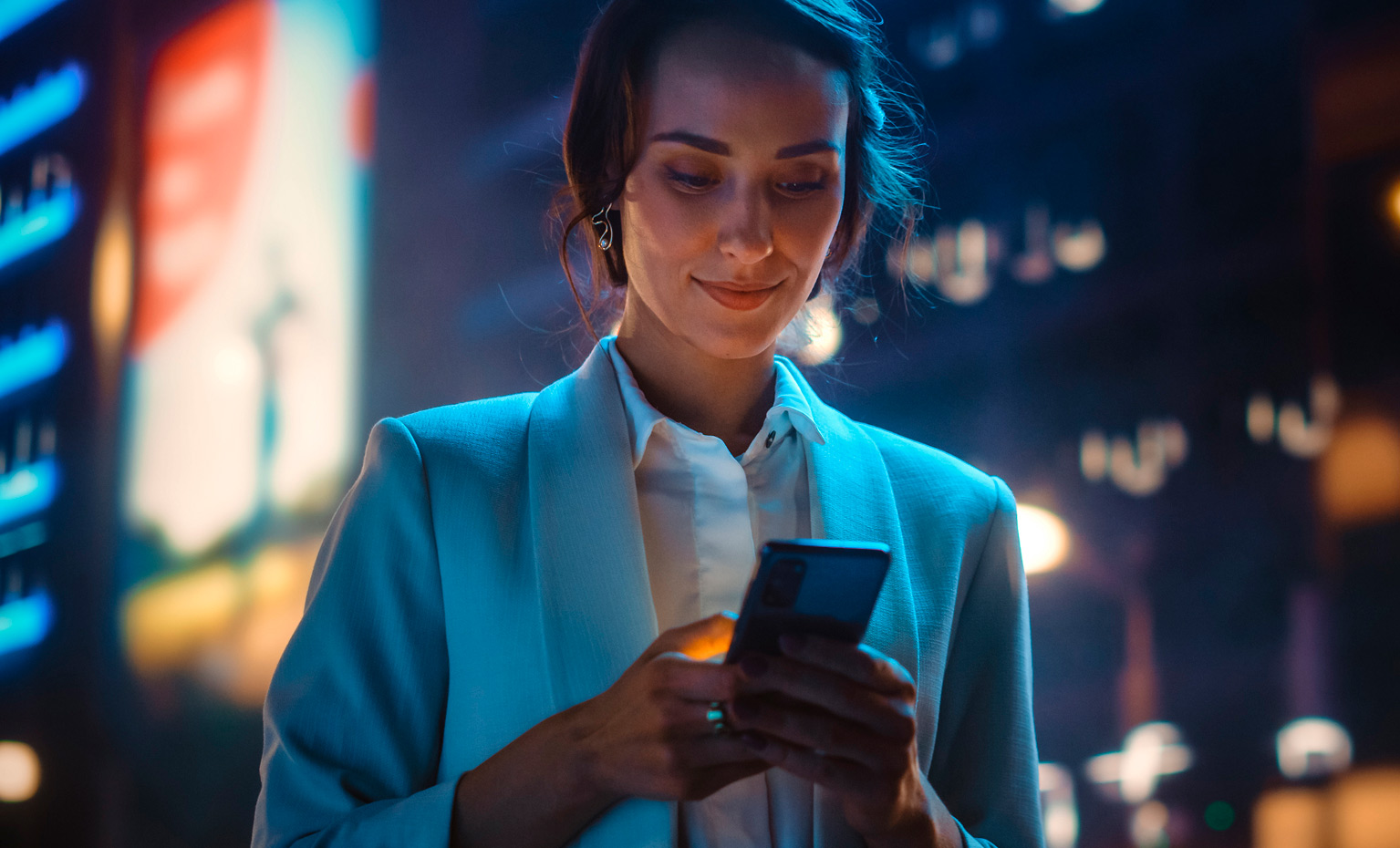 mulher com smartphone na mão