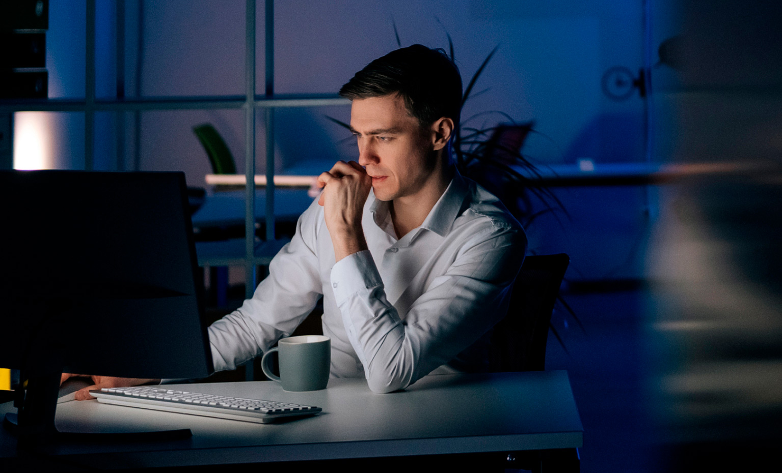 Homem faz curso de mercados financeiros no computador na secretária