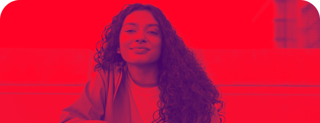 estudante em fotografia com fundo vermelho