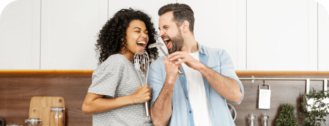 casal feliz na sua casa após simular crédito habitação no santander